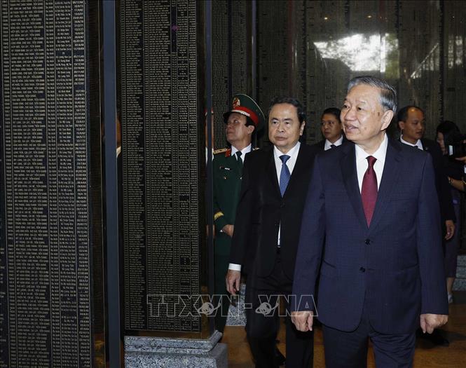 Tổng Bí thư Tô Lâm và các đại biểu thăm Nhà bia tưởng niệm các Anh hùng liệt sĩ. Ảnh: Thống Nhất – TTXVN