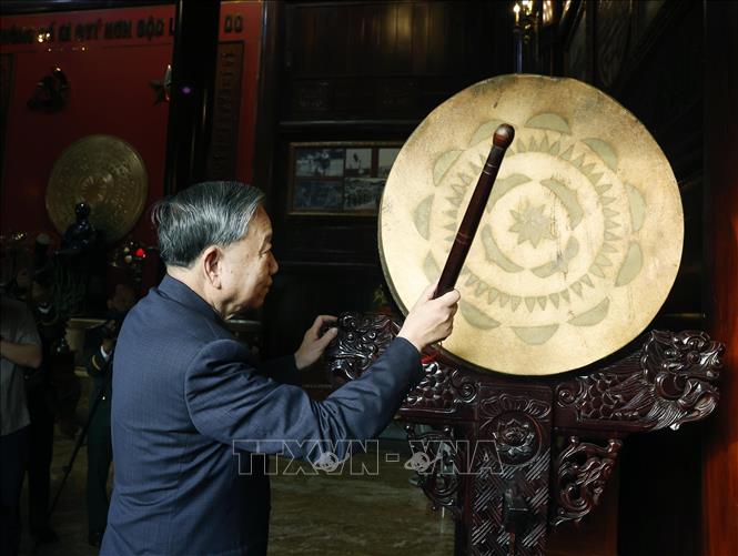 Tổng Bí thư Tô Lâm đánh trống tại Nhà tưởng niệm Chủ tịch Hồ Chí Minh. Ảnh: Thống Nhất – TTXVN