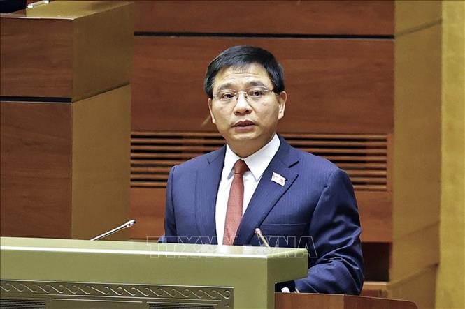 Bộ trưởng Bộ Tài chính Nguyễn Văn Thắng, thừa ủy quyền của Thủ tướng Chính phủ trình bày Tờ trình về: dự án Luật sửa đổi, bổ sung một số điều của Luật Thuế giá trị gia tăng; dự thảo Nghị quyết của Quốc hội về những cơ chế, chính sách đặc thù để triển khai các dự án lớn tại địa bàn Thủ đô; về bổ sung ngân sách nhà nước đợt 2 (nguồn vốn không hoàn lại nước ngoài) năm 2025...Ảnh: Doãn Tấn - TTXVN