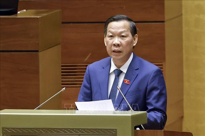 Chủ nhiệm Ủy ban Kinh tế và Tài chính của Quốc hội Phan Văn Mãi trình bày Báo cáo thẩm tra về: dự án Luật sửa đổi, bổ sung một số điều của Luật Thuế giá trị gia tăng; dự thảo Nghị quyết của Quốc hội về những cơ chế, chính sách đặc thù để triển khai các dự án lớn tại địa bàn Thủ đô; việc điều chỉnh nội dung Nghị quyết số 94/2015/QH13 của Quốc hội về chủ trương đầu tư Cảng hàng không quốc tế Long Thành...Ảnh: Doãn Tấn - TTXVN