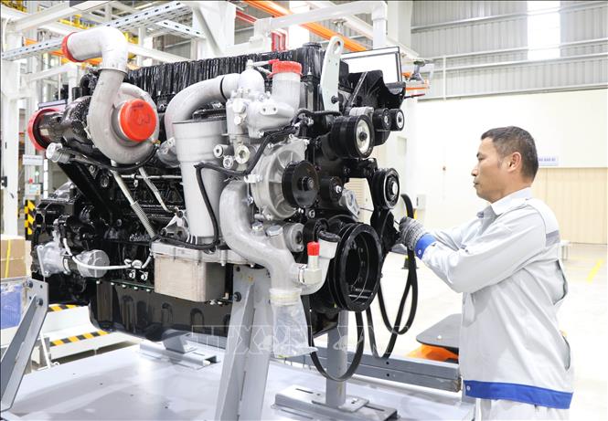 Công nhân Công ty Kim Long Motor Huế thực hiện quy trình sản xuất động cơ. Ảnh: Nguyên Lý - TTXVN