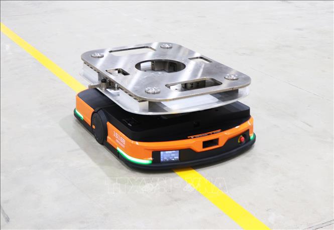 Robot tự hành của Công ty Kim Long Motor Huế tham gia vào quy trình sản xuất động cơ. Ảnh: Nguyên Lý - TTXVN