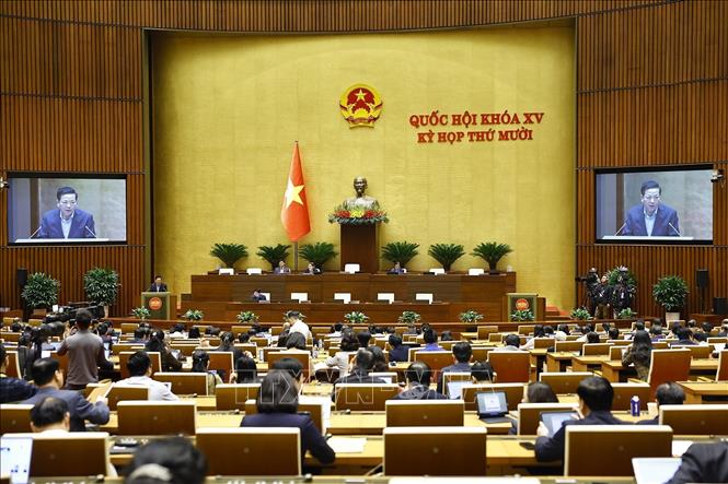 Bộ trưởng Bộ Xây dựng Trần Hồng Minh, thừa ủy quyền của Thủ tướng Chính phủ trình bày Tờ trình về việc điều chỉnh nội dung Nghị quyết số 94/2015/QH13 của Quốc hội về chủ trương đầu tư Cảng hàng không quốc tế Long Thành. Ảnh: Doãn Tấn - TTXVN