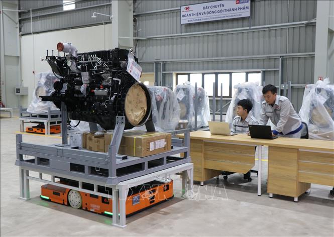 Dây chuyền sản xuất động cơ của Công ty Kim Long Motor Huế. Ảnh: Nguyên Lý - TTXVN