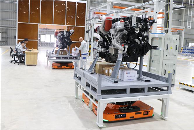 Công nhân Công ty Kim Long Motor Huế thực hiện quy trình sản xuất động cơ. Ảnh: Nguyên Lý - TTXVN