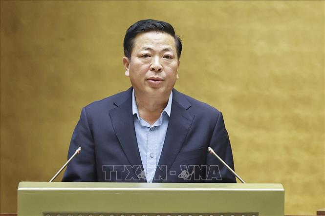 Bộ trưởng Bộ Xây dựng Trần Hồng Minh, thừa ủy quyền của Thủ tướng Chính phủ trình bày Tờ trình về việc điều chỉnh nội dung Nghị quyết số 94/2015/QH13 của Quốc hội về chủ trương đầu tư Cảng hàng không quốc tế Long Thành. Ảnh: Doãn Tấn - TTXVN