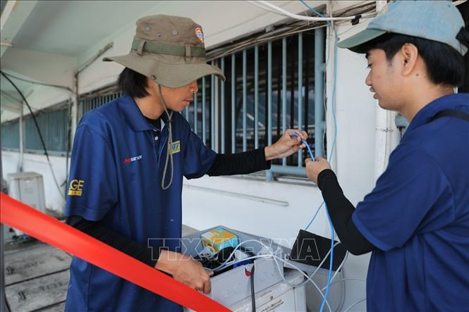 Nhân viên kỹ thuật xử lý các hạng mục cuối cùng chuẩn bị cho các nội dung thi đấu của môn điền kinh tại SEA Games 33. Ảnh: Minh Quyết - PV TTXVN tại Thái Lan