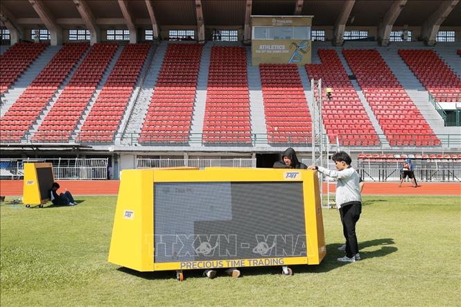 Nhân viên kỹ thuật xử lý các hạng mục cuối cùng chuẩn bị cho các nội dung thi đấu của môn điền kinh tại SEA Games 33. Ảnh: Minh Quyết - PV TTXVN tại Thái Lan