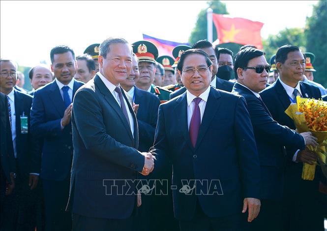 Thủ tướng Campuchia Hun Manet đón Thủ tướng Phạm Minh Chính dự Lễ khai trương trương Cặp cửa khẩu quốc tế Tân Nam- Meun Chey. Ảnh: Dương Giang-TTXVN
