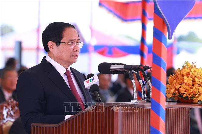 Thủ tướng Phạm Minh Chính phát biểu tại Lễ khai trương Cặp cửa khẩu quốc tế Tân Nam- Meun Chey. Ảnh: Dương Giang-TTXVN
