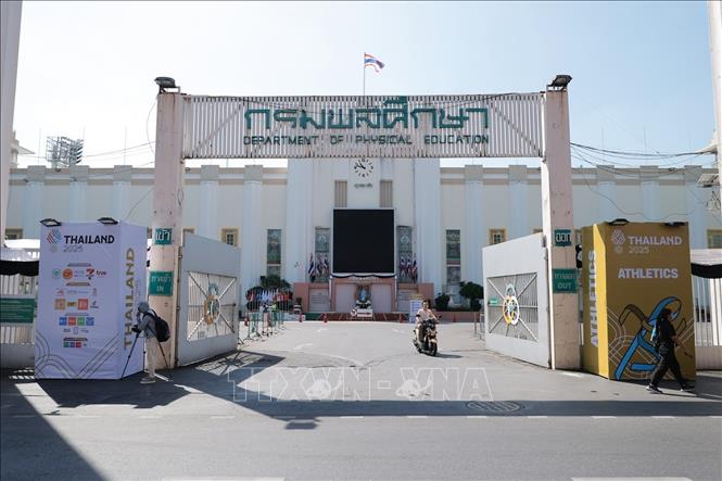 Khu vực cửa SVĐ được trang trí cờ hoa, banner và các biểu tượng của SEA Games 33. Ảnh: Minh Quyết - PV TTXVN tại Thái Lan