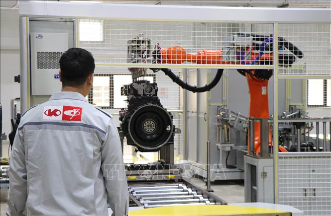 Robot tham gia vào quy trình sản xuất động cơ tại Công ty Kim Long Motor Huế. Ảnh: Nguyên Lý - TTXVN