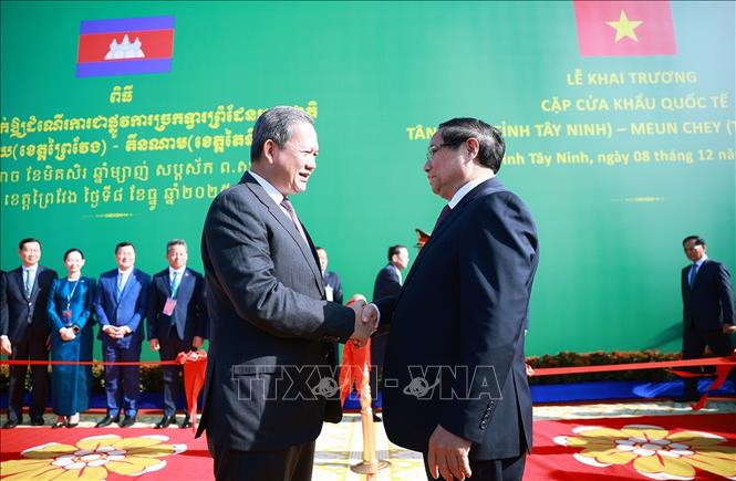 Thủ tướng Phạm Minh Chính và Thủ tướng Campuchia Hun Manet tại lễ cắt băng khai trương Cặp cửa khẩu quốc tế Tân Nam. Ảnh: Dương Giang-TTXVN
