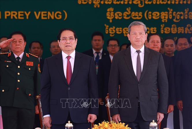 Thủ tướng Phạm Minh Chính và Thủ tướng Campuchia Hun Manet dự Lễ khai trương Cặp cửa khẩu quốc tế Tân Nam- Meun Chey. Ảnh: Dương Giang-TTXVN
