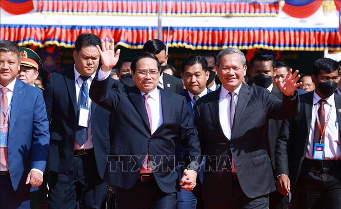 Thủ tướng Phạm Minh Chính và Thủ tướng Campuchia Hun Manet dự Lễ khai trương Cặp cửa khẩu quốc tế Tân Nam- Meun Chey. Ảnh: Dương Giang-TTXVN
