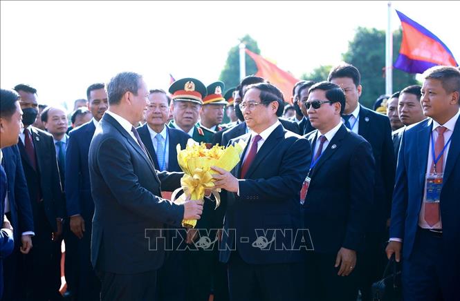 Thủ tướng Campuchia Hun Manet đón Thủ tướng Phạm Minh Chính dự Lễ khai trương trương Cặp cửa khẩu quốc tế Tân Nam- Meun Chey. Ảnh: Dương Giang-TTXVN
