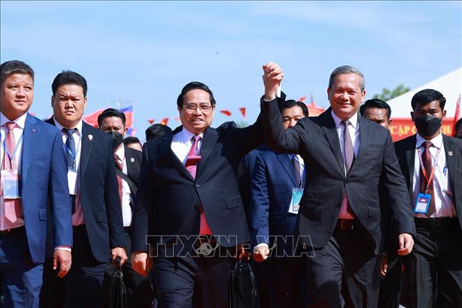 Thủ tướng Phạm Minh Chính và Thủ tướng Campuchia Hun Manet dự Lễ khai trương Cặp cửa khẩu quốc tế Tân Nam- Meun Chey. Ảnh: Dương Giang-TTXVN
