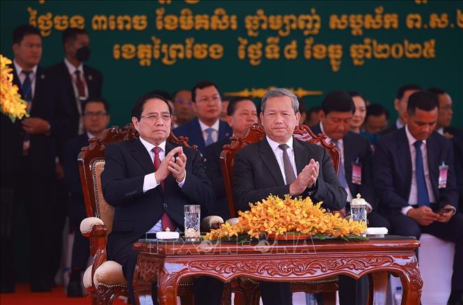 Thủ tướng Phạm Minh Chính và Thủ tướng Campuchia Hun Manet dự Lễ khai trương Cặp cửa khẩu quốc tế Tân Nam- Meun Chey. Ảnh: Dương Giang-TTXVN

