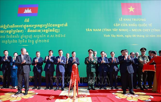 Thủ tướng Phạm Minh Chính và Thủ tướng Campuchia Hun Manet cắt băng khai trương Cặp cửa khẩu quốc tế Tân Nam- Meun Chey. Ảnh: Dương Giang-TTXVN
