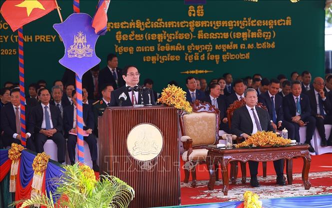 Thủ tướng Phạm Minh Chính phát biểu tại Lễ khai trương Cặp cửa khẩu quốc tế Tân Nam- Meun Chey. Ảnh: Dương Giang-TTXVN
