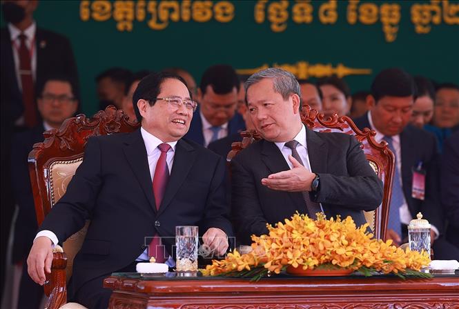 Thủ tướng Phạm Minh Chính và Thủ tướng Campuchia Hun Manet dự Lễ khai trương Cặp cửa khẩu quốc tế Tân Nam- Meun Chey. Ảnh: Dương Giang-TTXVN
