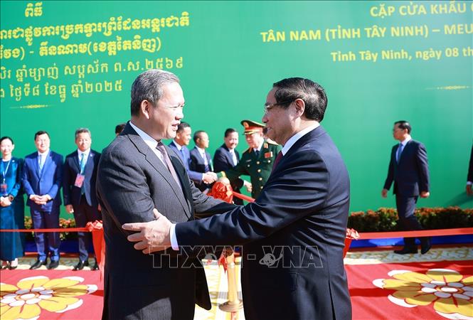 Thủ tướng Phạm Minh Chính và Thủ tướng Campuchia Hun Manet tại lễ cắt băng khai trương Cặp cửa khẩu quốc tế Tân Nam. Ảnh: Dương Giang-TTXVN
