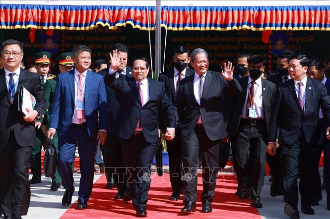 Thủ tướng Phạm Minh Chính và Thủ tướng Campuchia Hun Manet dự Lễ khai trương Cặp cửa khẩu quốc tế Tân Nam- Meun Chey. Ảnh: Dương Giang-TTXVN
