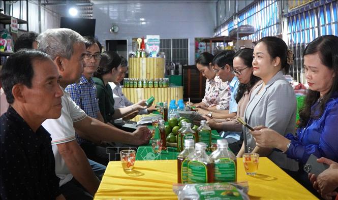 Phó Bí thư Thường trực Tỉnh ủy Đồng Tháp Nguyễn Hải Trâm (thứ 2, bên phải) đến thăm mô hình sản xuất, tiêu thụ chanh không hạt của HTX Dịch vụ nông nghiệp Mỹ Long. Ảnh: Nhựt An - TTXVN