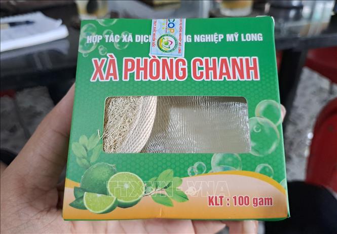 HTX Dịch vụ nông nghiệp Mỹ Long sản xuất xà phòng chanh và từng bước được thị trường chấp nhận. Ảnh: Nhựt An - TTXVN