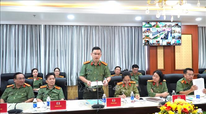 Trung tá Trương Văn Quốc, Trưởng Ban Thanh niên Công an tỉnh An Giang, đại diện tuổi trẻ Công an tỉnh phát biểu quyết tâm. Ảnh: Văn Sĩ - TTXVN