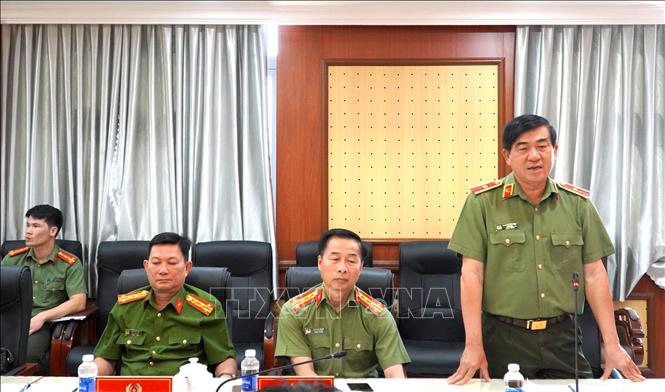 Thiếu tướng Nguyễn Văn Hận, Giám đốc công an tỉnh An Giang, phát động phong trào thi đua “Ba nhất: Kỷ luật nhất - Trung thành nhất - Gần dân nhất”. Ảnh: Văn Sĩ - TTXVN