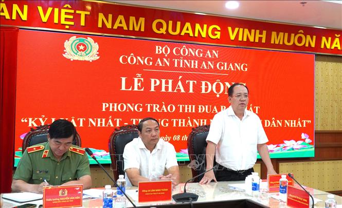 Phó Chủ tịch thường trực UBND tỉnh An Giang Nguyễn Thanh Phong phát biểu tại buổi lễ. Ảnh: Văn Sĩ - TTXVN