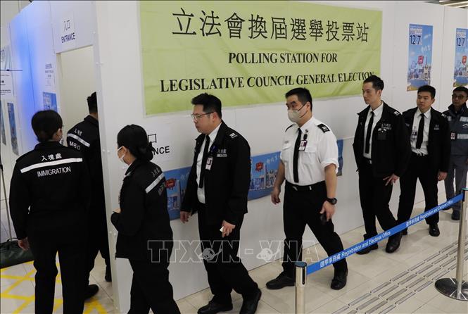 Cử tri tới điểm bỏ phiếu trong cuộc bầu cử Hội đồng Lập pháp tại Hong Kong (Trung Quốc) ngày 7/12/2025. Ảnh: THX/TTXVN