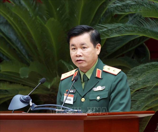 Trung tướng Đỗ Xuân Tụng, Phó Chủ nhiệm Tổng cục Chính trị Quân đội nhân dân Việt Nam trình bày tham luận tại hội nghị. Ảnh: Phương Hoa - TTXVN