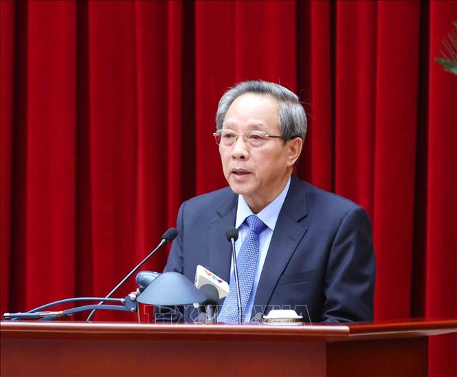 Đồng chí Hoàng Đăng Quang, Uỷ viên Trung ương Đảng, Phó Trưởng Ban Thường trực Ban Tổ chức Trung ương trình bày báo cáo tổng kết Ngành năm 2025. Ảnh: Phương Hoa – TTXVN