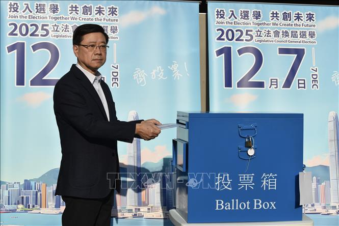 Trưởng Khu hành chính đặc biệt Hong Kong Lý Gia Siêu bỏ phiếu trong cuộc bầu cử Hội đồng Lập pháp, ngày 7/12/2025. Ảnh: THX/TTXVN