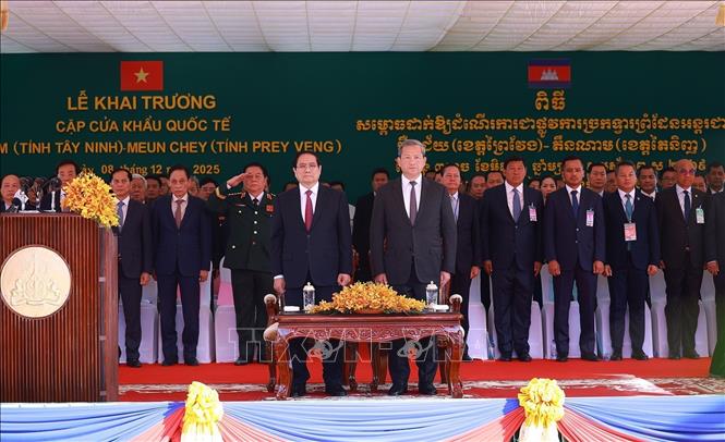 Prime Minister Pham Minh Chinh and his Cambodian counterpart Hun Manet attend the ceremony. VNA Photo: Dương Giang