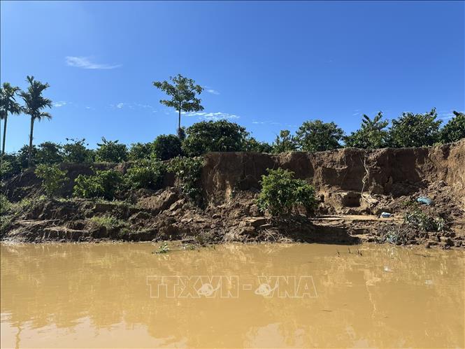 Sạt lở đất ven sông Krông Nô, đoạn qua xã Quảng Phú, tỉnh Lâm Đồng do ảnh hưởng của mưa lũ. Ảnh: Hưng Thịnh – TTXVN