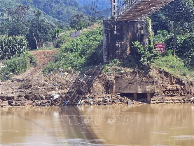 Sạt lở sát mố cầu treo Đức Xuyên. Ảnh: Hưng Thịnh – TTXVN