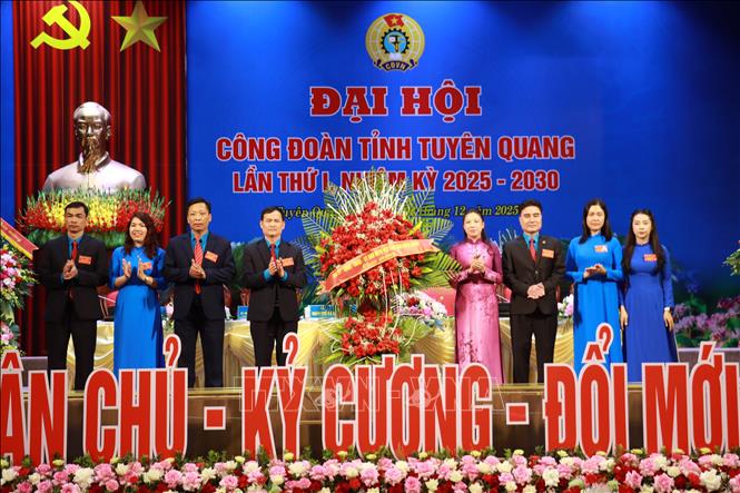 Lãnh đạo Tổng Liên đoàn Lao động Việt Nam tặng hoa chúc mừng Đại hội Công đoàn tỉnh Tuyên Quang lần thứ nhất. Ảnh: Đức Thọ - TTXVN