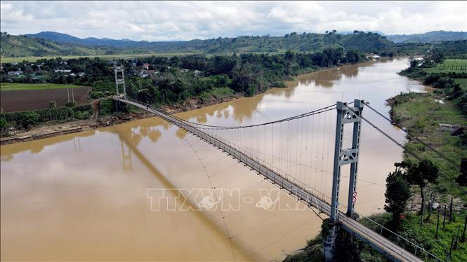 Cầu treo Đức Xuyên bắc qua sông Krông Nô, nối xã Quảng Phú, tỉnh Lâm Đồng với xã Nam Ka, tỉnh Đắk Lắk. Ảnh: Hưng Thịnh – TTXVN