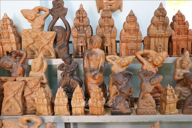 Các sản phẩm gốm thủ công được trưng bày tại Hợp tác xã gốm Chăm Bàu Trúc (xã Ninh Phước, tỉnh Khánh Hòa). Ảnh: Nguyễn Thành – TTXVN