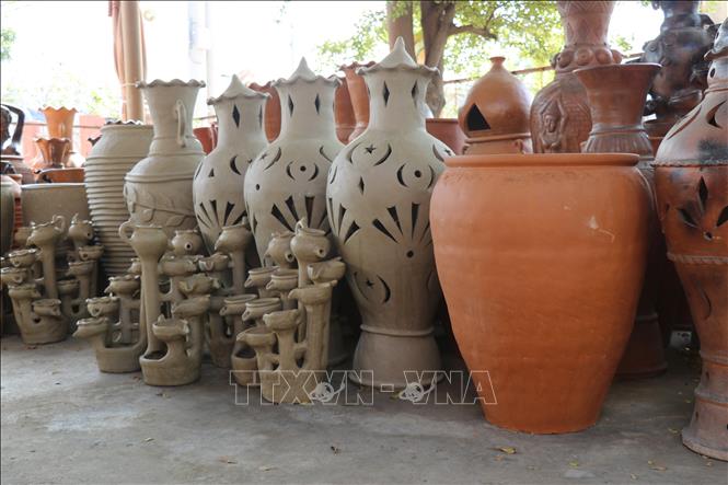 Sản phẩm gốm thủ công đặc trưng của địa phương được sản xuất tại Hợp tác xã gốm Chăm Bàu Trúc (xã Ninh Phước, tỉnh Khánh Hòa). Ảnh: Nguyễn Thành – TTXVN