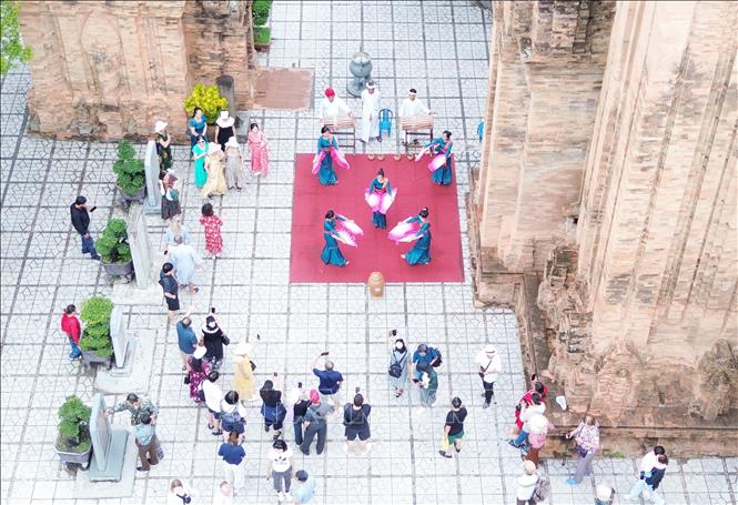 Du khách trải nghiệm hoạt động biểu diễn nghệ thuật tại Di tích quốc gia đặc biệt Tháp Bà Pô Nagar (phường Bắc Nha Trang, Khánh Hòa). Ảnh: Nguyễn Thành – TTXVN