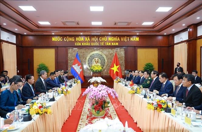 Prime Minister Pham Minh Chinh and his Cambodian counterpart Hun Manet hold talks. VNA Photo: Dương Giang