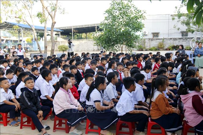 Toàn bộ 294 học sinh của Trường tiểu học Lâm Hưng (Điểm trường thôn Tầm Hưng), xã Hàm Thuận đến trường đầy đủ sau lũ. Ảnh: Hồng Hiếu- TTXVN