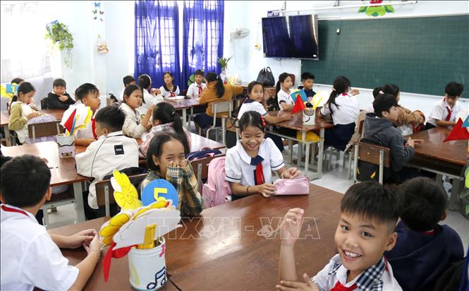 Trường lớp được vệ sinh sạch sẽ, bàn ghế ngay ngắn, không gian học tập an toàn đón các học sinh trở lại trường sau lũ. Ảnh: Hồng Hiếu- TTXVN