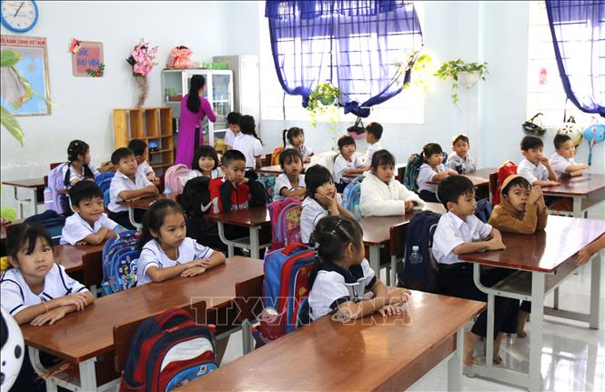 Trường lớp được vệ sinh sạch sẽ, bàn ghế ngay ngắn, không gian học tập an toàn đón các học sinh trở lại trường sau lũ. Ảnh: Hồng Hiếu- TTXVN