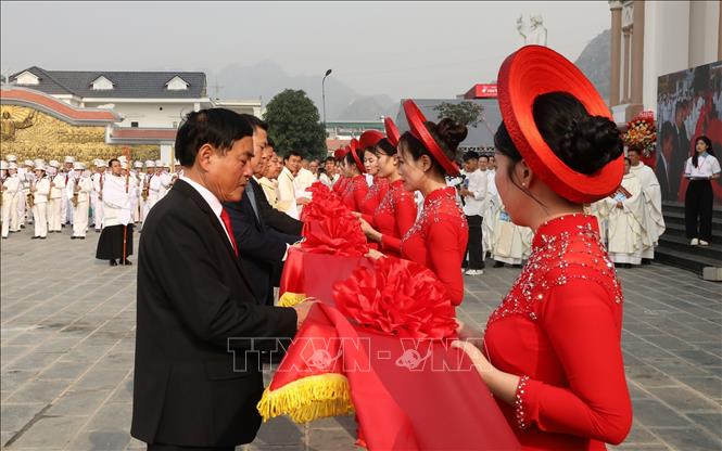 Các đại biểu thực hiện nghi thức cắt băng khánh thành Nhà thờ. Ảnh: Đức Phương - TTXVN