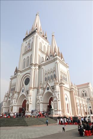 Nhà thờ nổi bật với tháp chuông cao 127m. Ảnh: Đức Phương - TTXVN